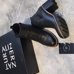 Naturalizer Madalynn Heeled Ankle Booties